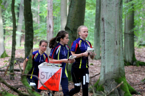 D14 Mannschaft auf dem Weg zum ersten Posten